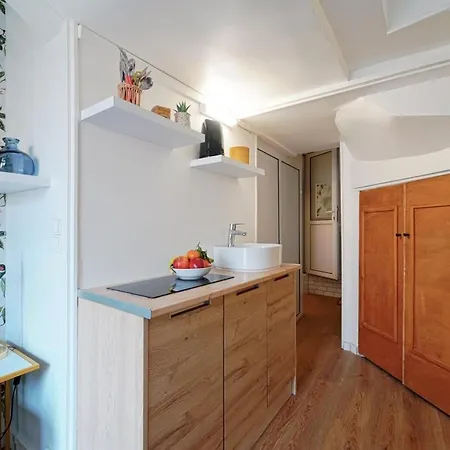 Adorable Updated Studio In The Heart Of The Bustling Le Marais District Apartman Párizs