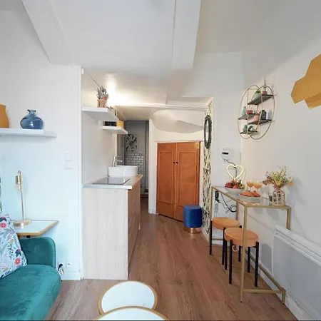 Adorable Updated Studio In The Heart Of The Bustling Le Marais District Apartman *